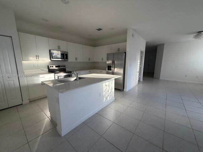 Building Photo - 2631 SE 11th St