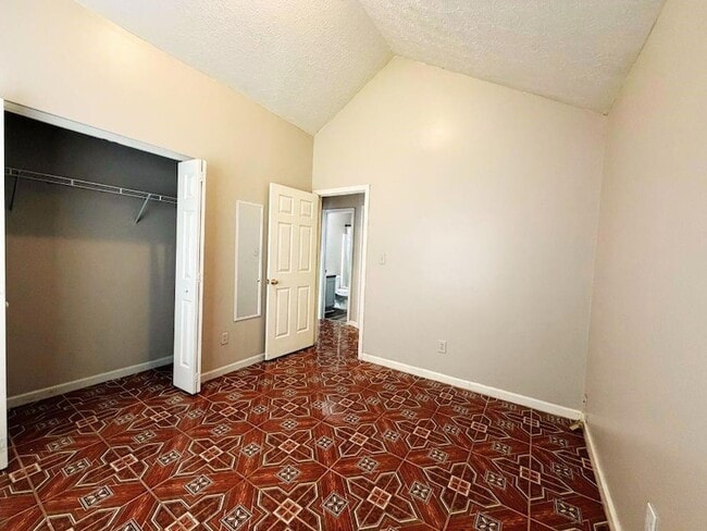 Building Photo - 5410 Twin Lakes Dr