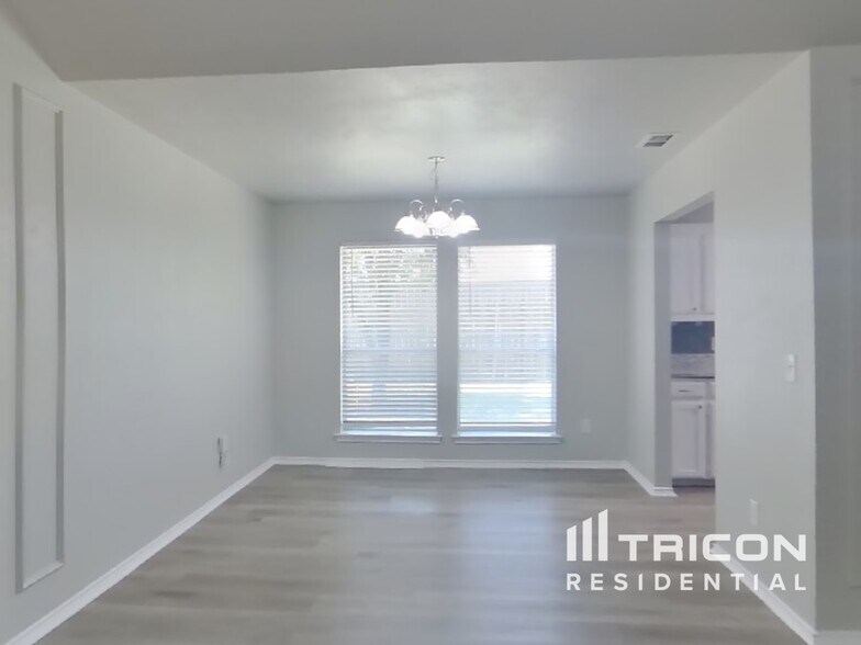 Building Photo - 335 Pin Oak Ln