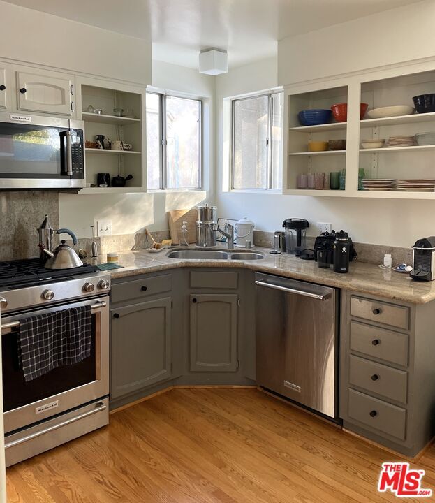 Building Photo - 423 W Ellis Ave