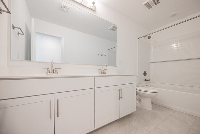 Building Photo - 7412 W Gardenia Ave