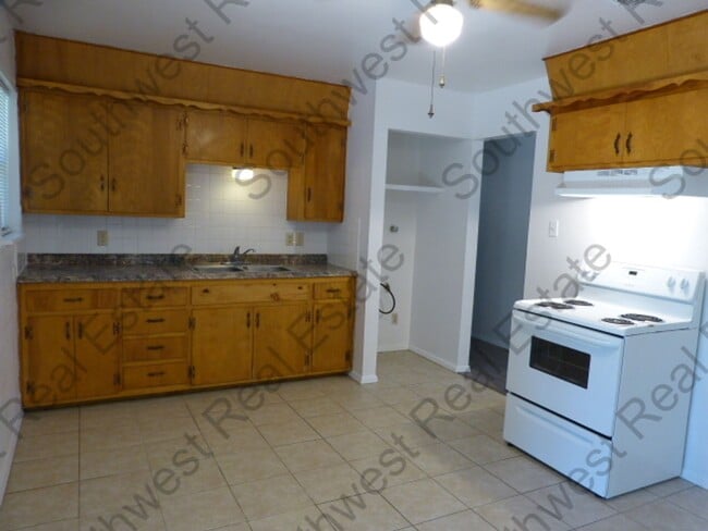 Building Photo - Charming 3 bedroom home