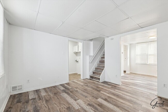 Building Photo - $1125 2 bed 1 bath is Warren