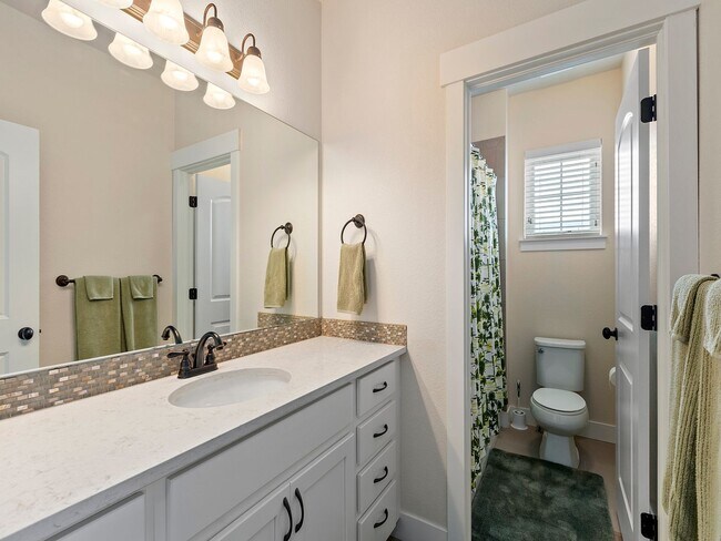 Building Photo - 3-Bedroom 2.5-Bath Townhome Loveland, CO!