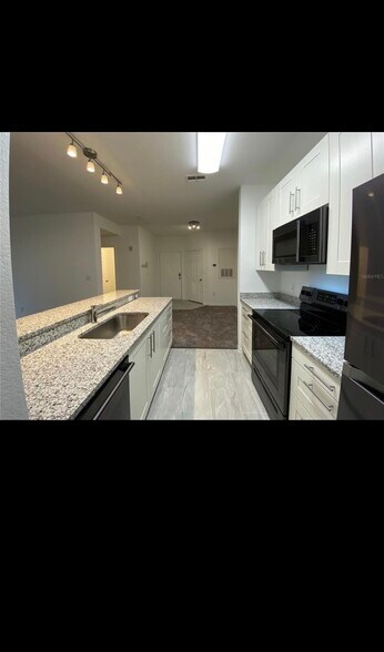 Building Photo - 5455 Vineland Rd