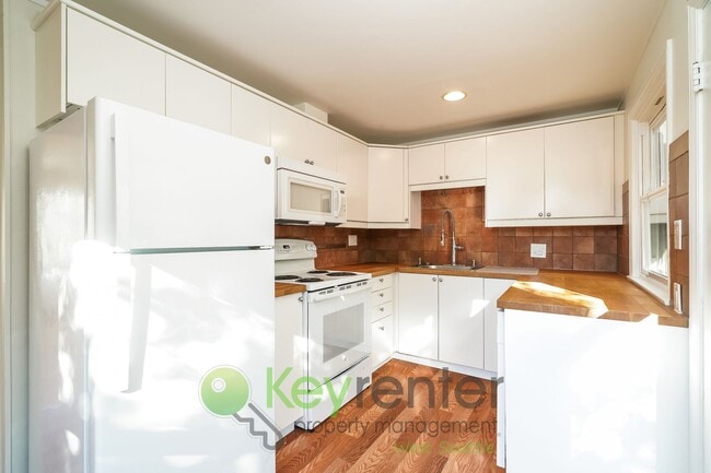 Building Photo - Elegant Three Bedroom Home Featuring Desig...