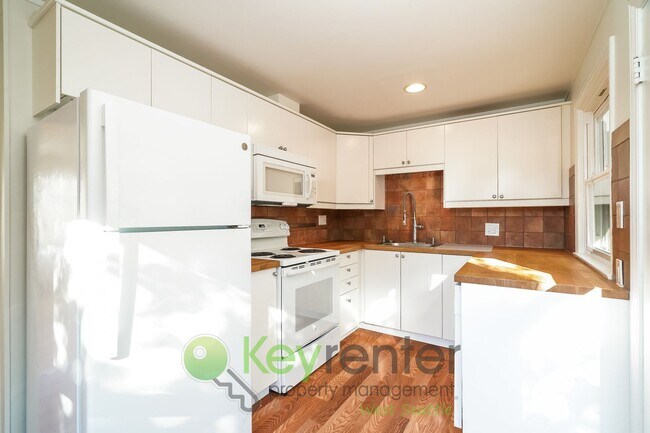 Building Photo - **Rent Special** Elegant Three Bedroom Hom...