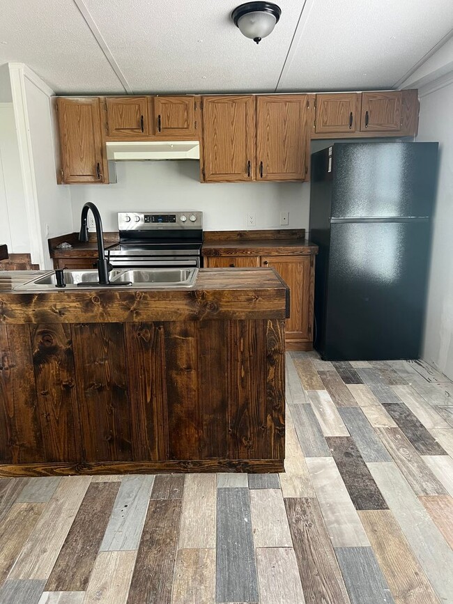 Building Photo - 2 Bed 1 Bath Mobile Home on large lot