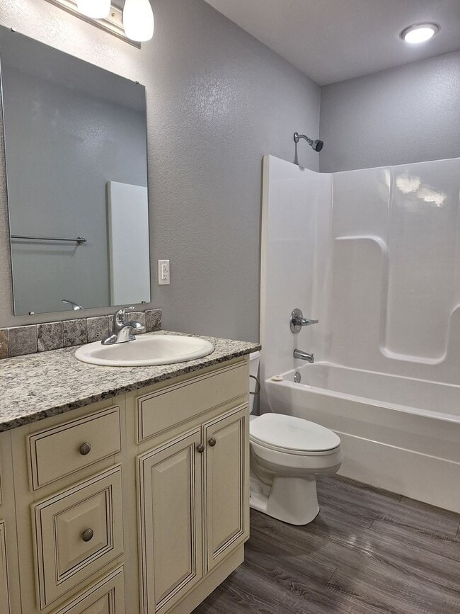 Building Photo - 3 bedroom Duplex with move in special