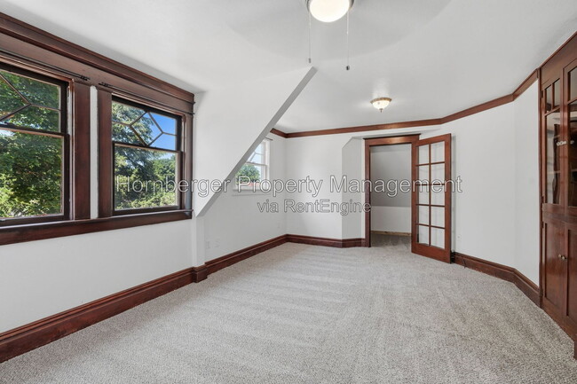 Building Photo - 1128 W Spofford Ave