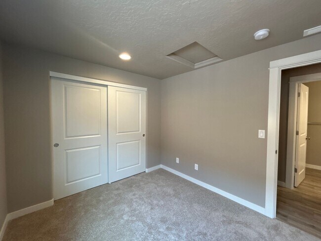 Building Photo - 3 Bedroom / 2 Bathroom Home in NW Redmond