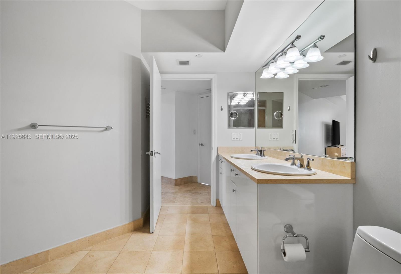 Building Photo - 19900 E Country Club Dr