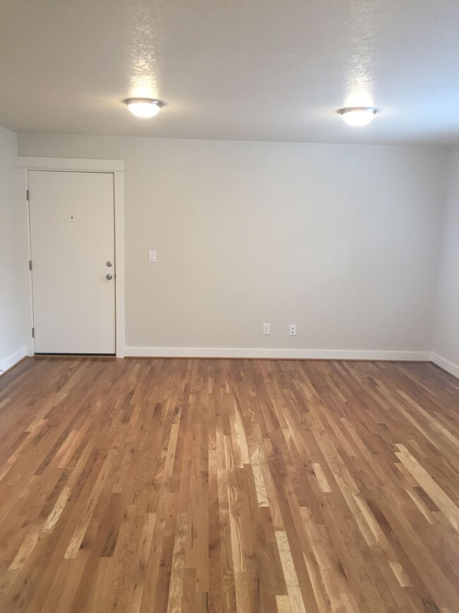 Building Photo - Spacious Like New Remodel 2BR-Portsmouth-N...