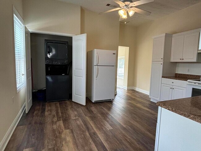 Building Photo - 35 Ash St