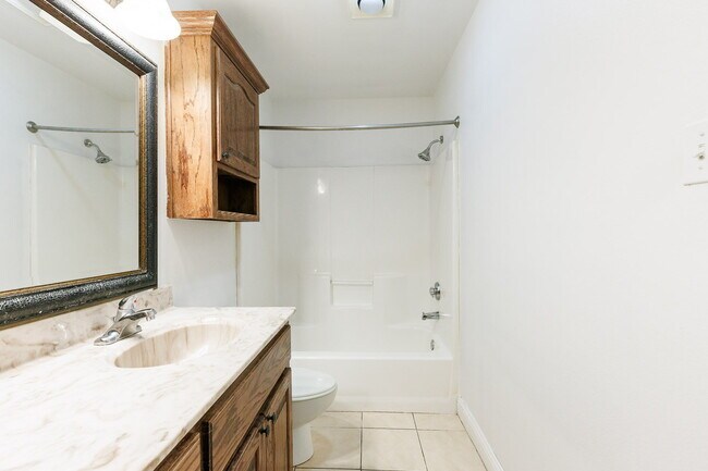 Building Photo - Gorgeous 4 bed 2.5 bath!
