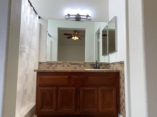 Building Photo - Beautiful home in SW Bakersfield W/Solar a...
