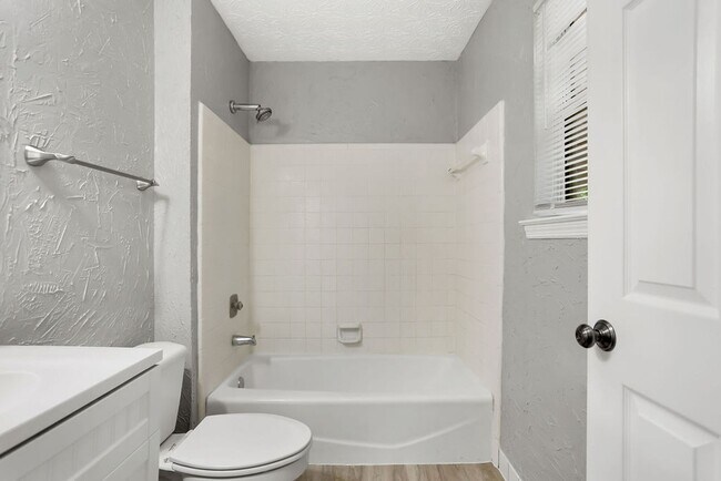 Building Photo - 3 bedroom 2 bath home in Village Green
