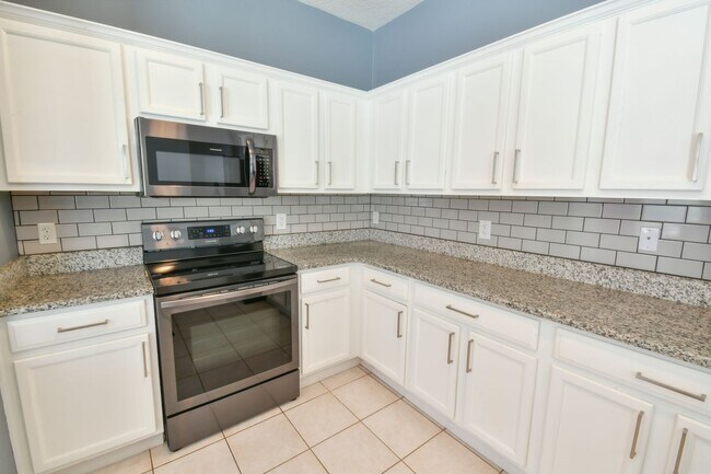Building Photo - MOVE-IN READY 5 Bed 3.5 Bath Home in Daven...