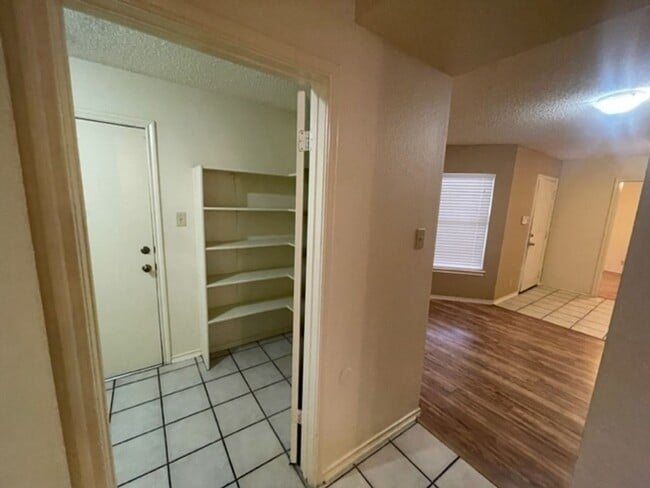 Building Photo - 5 br, 3 bath House - 7111 Valewood View