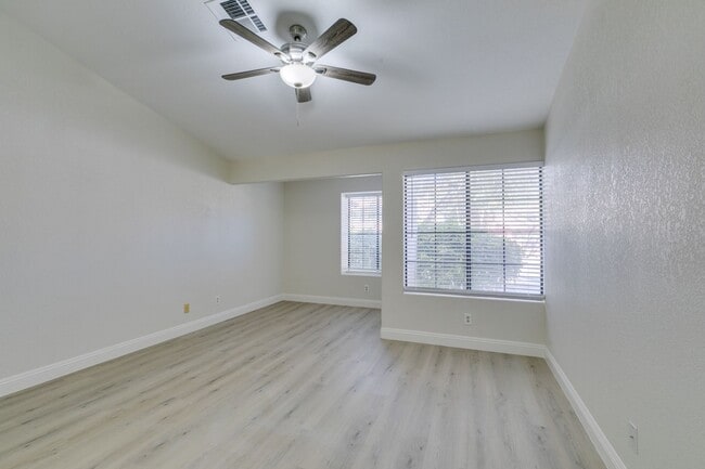 Building Photo - Lovely 1 story home near Warm Springs and Green Valley Pkwy with LARGE backyard!