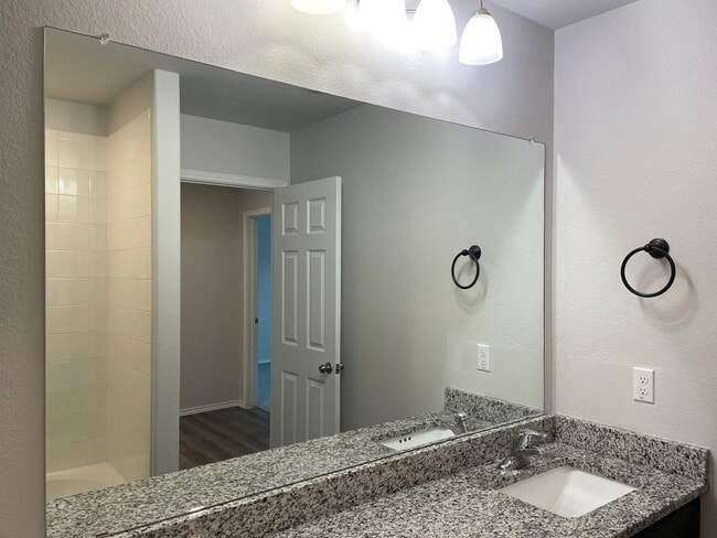 Building Photo - Available Now | Modern Single-Story 3 Bed, 2 Bath | Separate Office/Den | Big Yard | Pet Restrict...