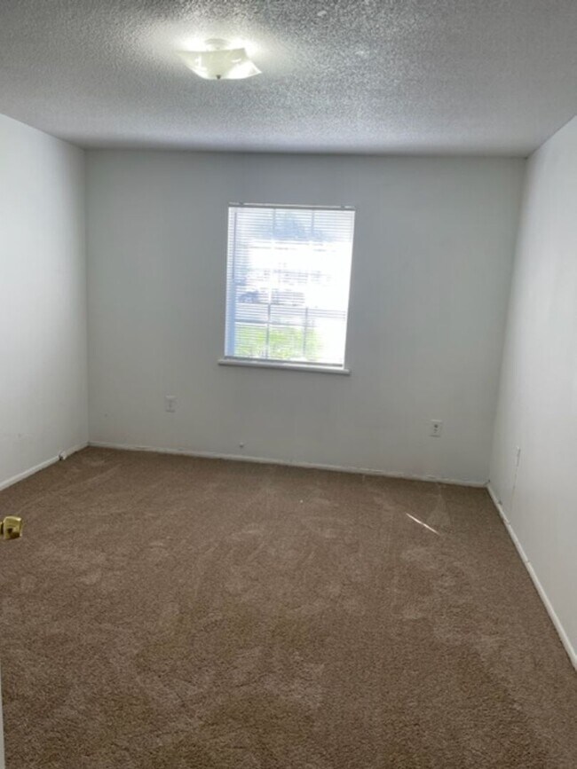 Building Photo - Large One Bedroom Condo