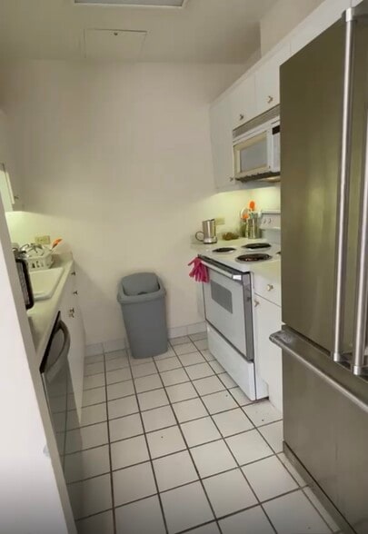 Building Photo - 725 Kapiolani Blvd