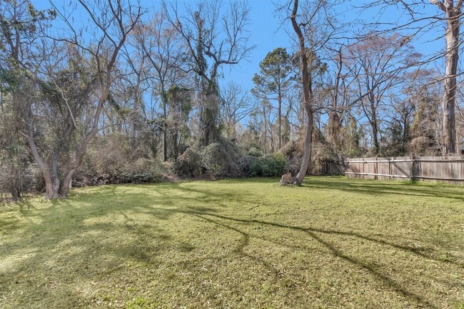 Building Photo - 2213 N Thompson St