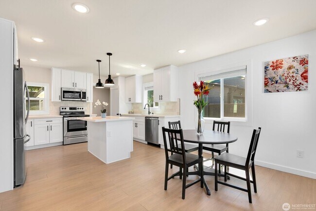 Building Photo - Remodeled, move in condition!