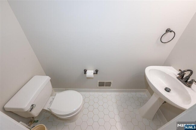 Building Photo - 533 Cascade Ct