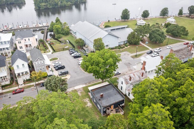 Building Photo - Modern Furnished Cottage Located Downtown!