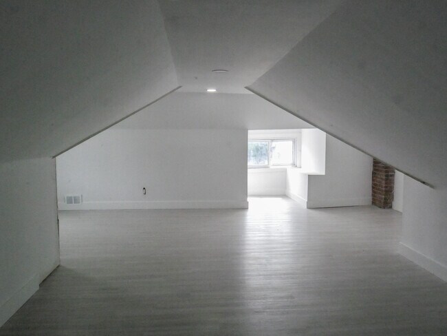 Building Photo - 12725 Kentucky St