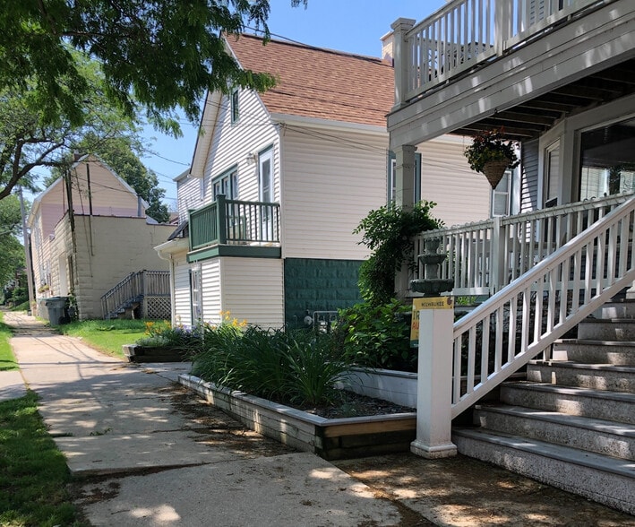 Building Photo - 1873 N Astor St