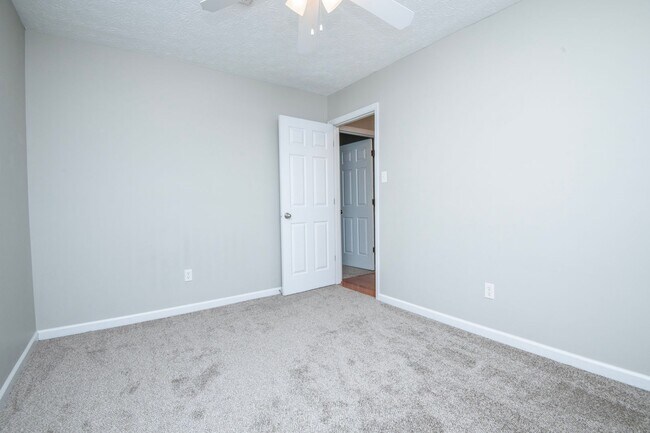 Building Photo - Knoxville 37922 - 3 bedroom, 2 bath with fenced-in yard - Call Susan Niedergeses (865) 300-4722