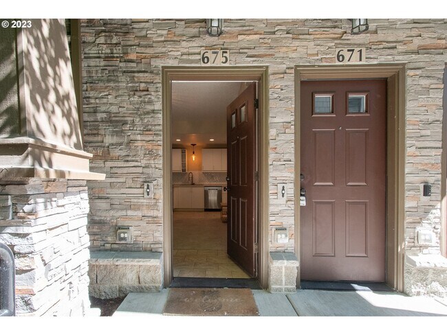 Building Photo - 675 NE Garswood Ln