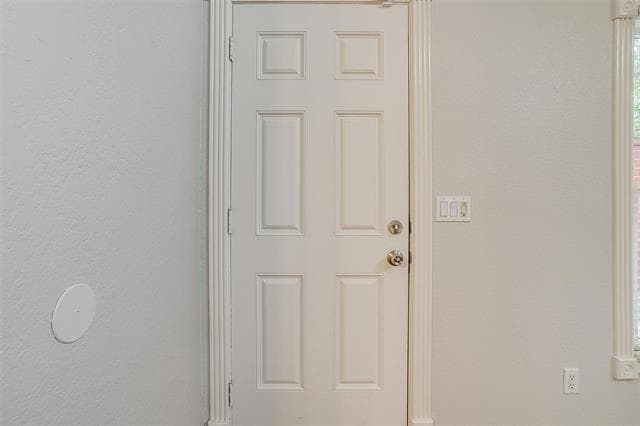 Building Photo - 4231 S Cresthaven Rd