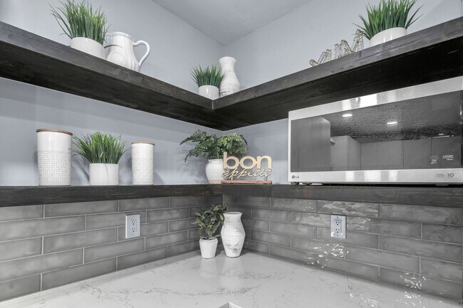 Building Photo - CHARMING 5 BDRM HOME IN CASTLE HILLS!!