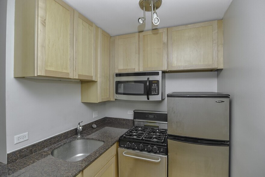 Building Photo - 630 W Wrightwood Ave