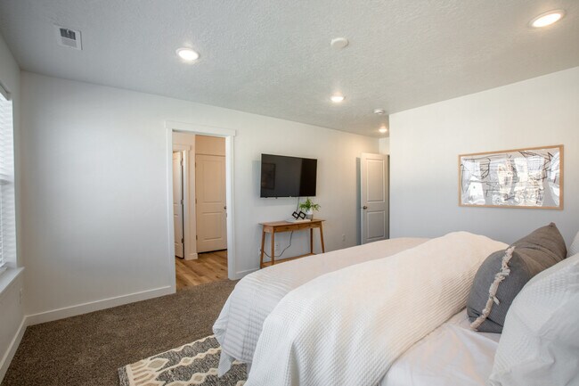 Building Photo - 642 E 460 S