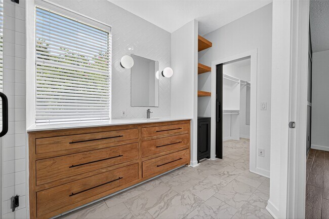 Building Photo - 319 Fantasy Ln