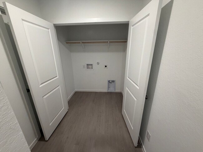 Building Photo - 10551 Aqueduct Crk