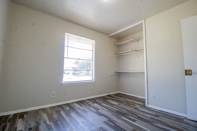 Building Photo - 5822 Branch Valley Dr