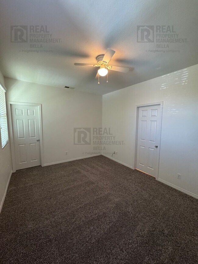 Building Photo - Huge Kitchen, Downstairs Bedroom, and More...