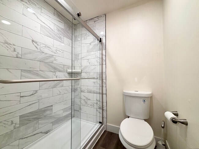 Building Photo - Beautiful Sandy Remodel Near Union Park!