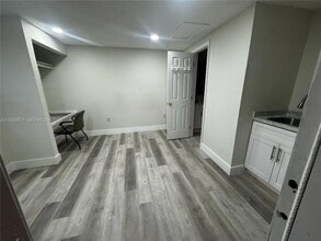 Building Photo - 582 E 18th St