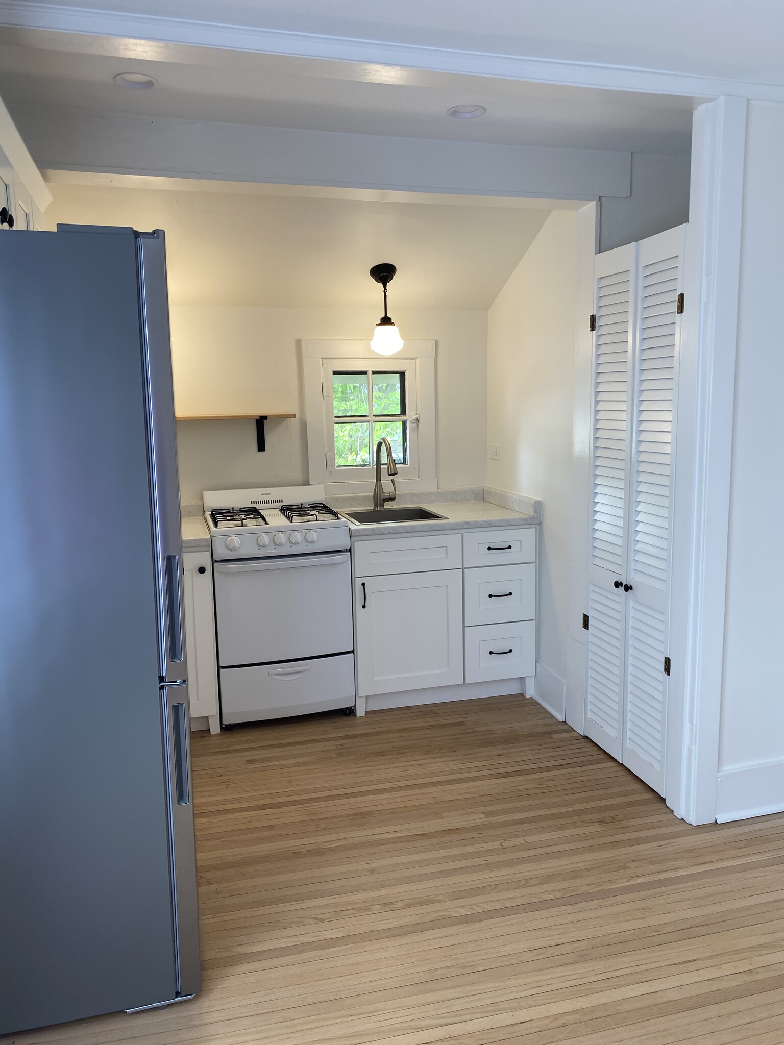 Kitchen & pantry view - 115 Hamilton St