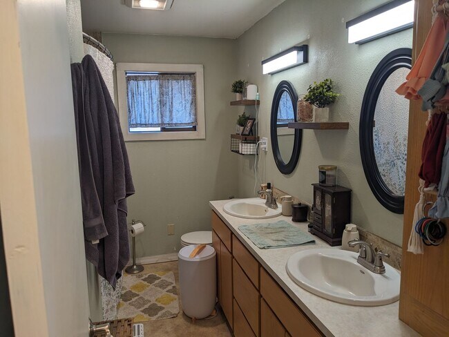 Building Photo - Cherry St Duplex