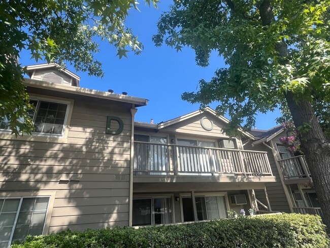 Building Photo - Extremely Well Maintained Upstairs 1/1 Condo Near Light Rail Now Available!