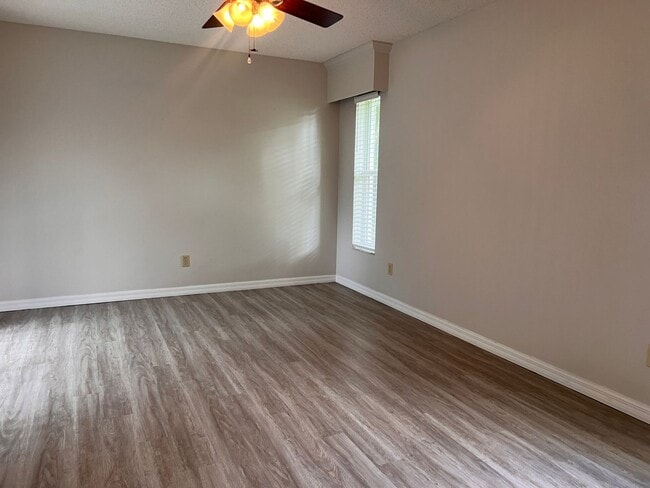 Building Photo - 3BD/2BA