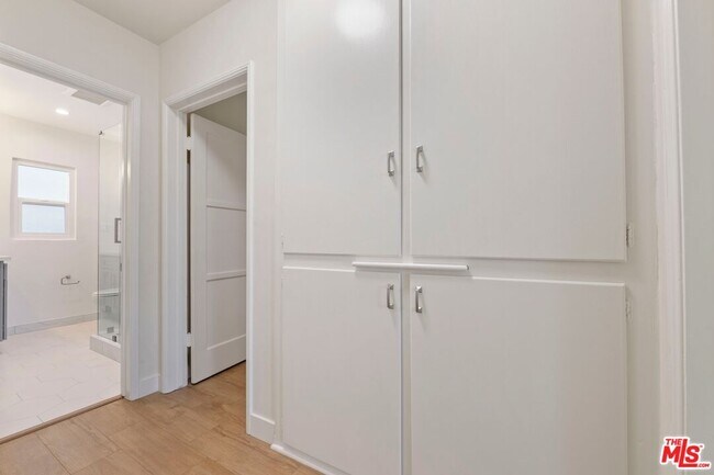 Building Photo - 1250 N Crescent Heights Blvd
